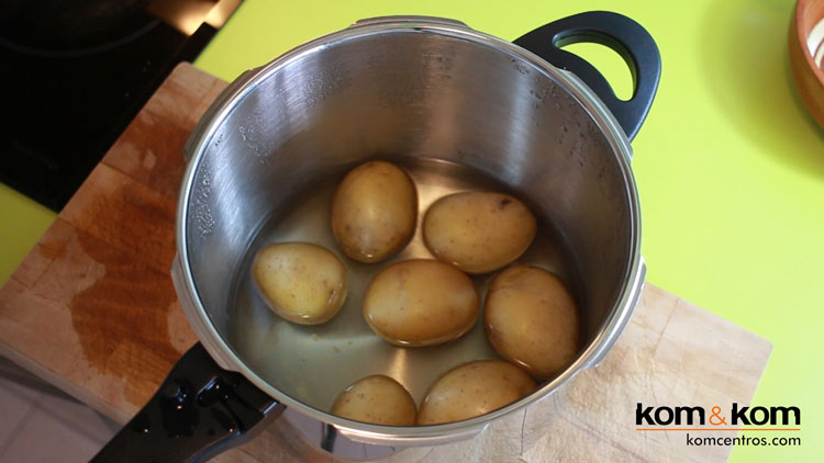Olla Express S&uacute;per R&aacute;pida Quattro Alza abierta. Se ven patatas recien cocidas dentro.